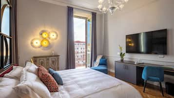 Junior Studio Suite, Balcony | In-room safe, blackout drapes, iron/ironing board