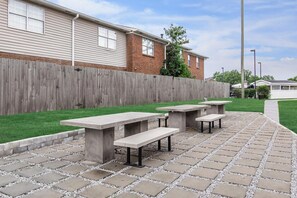 Outdoor dining - Brentwood A2 I Cozy & Comfy I 2Bd I Free Parking (Nashville)