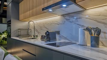 Oven, stovetop, coffee/tea maker, electric kettle