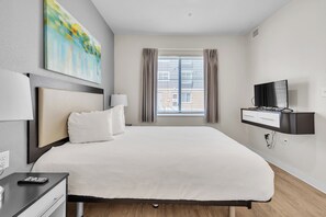 2 sovrum, skrivbord, strykjärn/strykbräda och resesäng