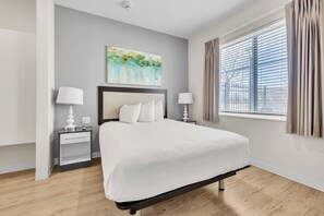 2 habitaciones, escritorio y tabla de planchar con plancha 