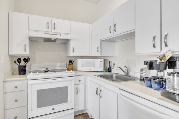 Refrigerador, microondas, horno, placa de cocina