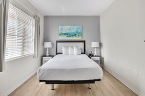 3 Schlafzimmer, Schreibtisch, Bügeleisen/Bügelbrett, Reisekinderbett