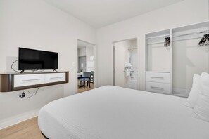 2 室のベッドルーム、デスク、アイロン / アイロン台、旅行用ベビーベッド