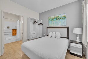 2 habitaciones, escritorio y tabla de planchar con plancha 