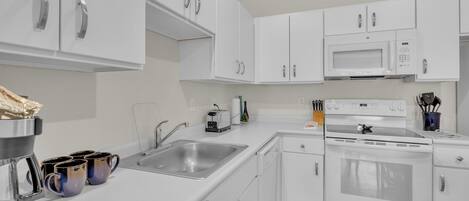 Kühlschrank, Mikrowelle, Ofen, Herdplatte