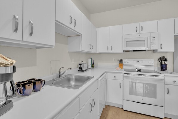 Kühlschrank, Mikrowelle, Ofen, Herdplatte