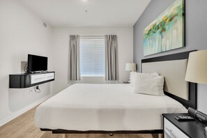 2 slaapkamers, een bureau, een strijkplank/strijkijzer, reisbedje