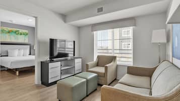 2 habitaciones, escritorio y tabla de planchar con plancha