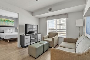 2 Schlafzimmer, Schreibtisch, Bügeleisen/Bügelbrett, Reisekinderbett