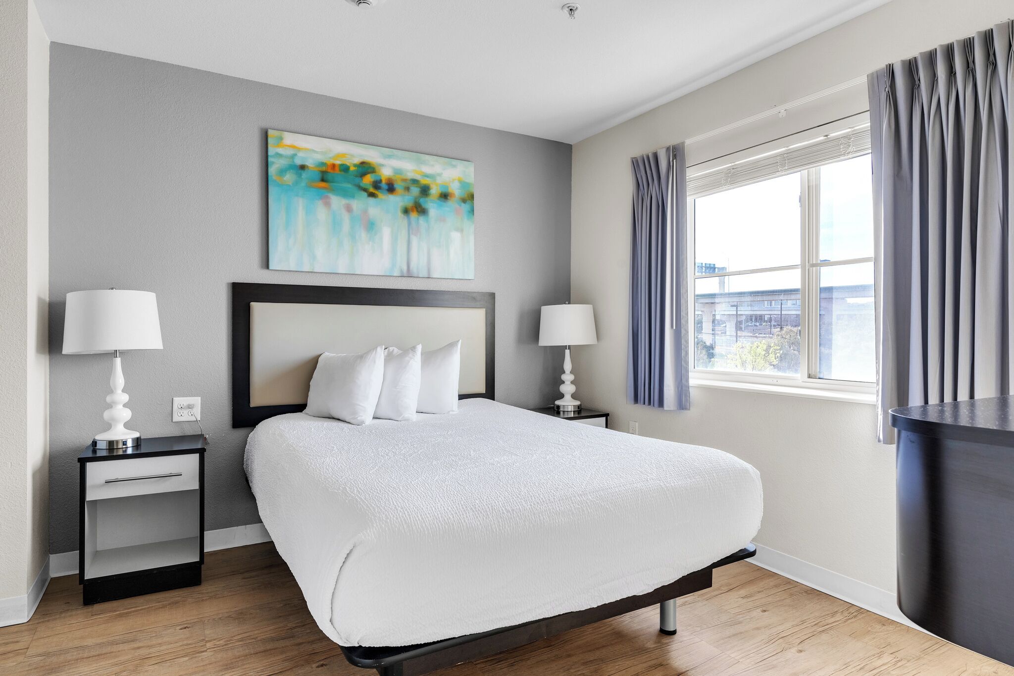 2 chambres, bureau, fer et planche à repasser, lit parapluie