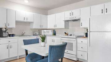 Coffee/tea maker, fridge, microwave, oven