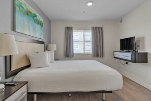 1 室のベッドルーム、デスク、アイロン / アイロン台、旅行用ベビーベッド