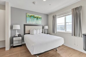 2 habitaciones, escritorio y tabla de planchar con plancha 