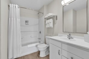 Een haardroger, handdoeken