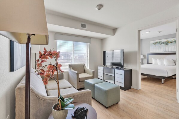 2 habitaciones, escritorio y tabla de planchar con plancha 