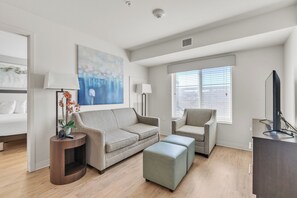 Televisión y oficina 