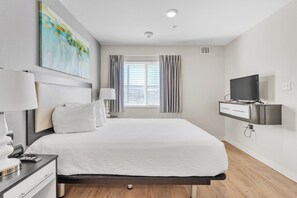 2 habitaciones, escritorio y tabla de planchar con plancha 