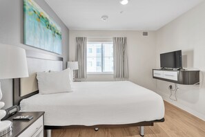 2 quartos, escrivaninha, ferros/tábuas de passar roupa, berço de viagem