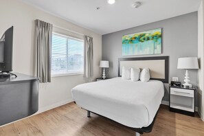 2 Schlafzimmer, Schreibtisch, Bügeleisen/Bügelbrett, Reisekinderbett