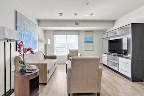 Una televisión, una oficina