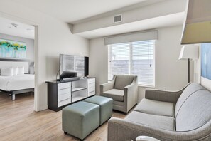 2 Schlafzimmer, Schreibtisch, Bügeleisen/Bügelbrett, Reisekinderbett