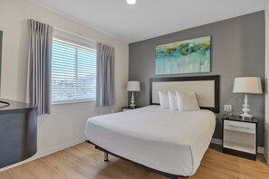 2 Schlafzimmer, Schreibtisch, Bügeleisen/Bügelbrett, Reisekinderbett