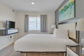 2 habitaciones, escritorio y tabla de planchar con plancha 