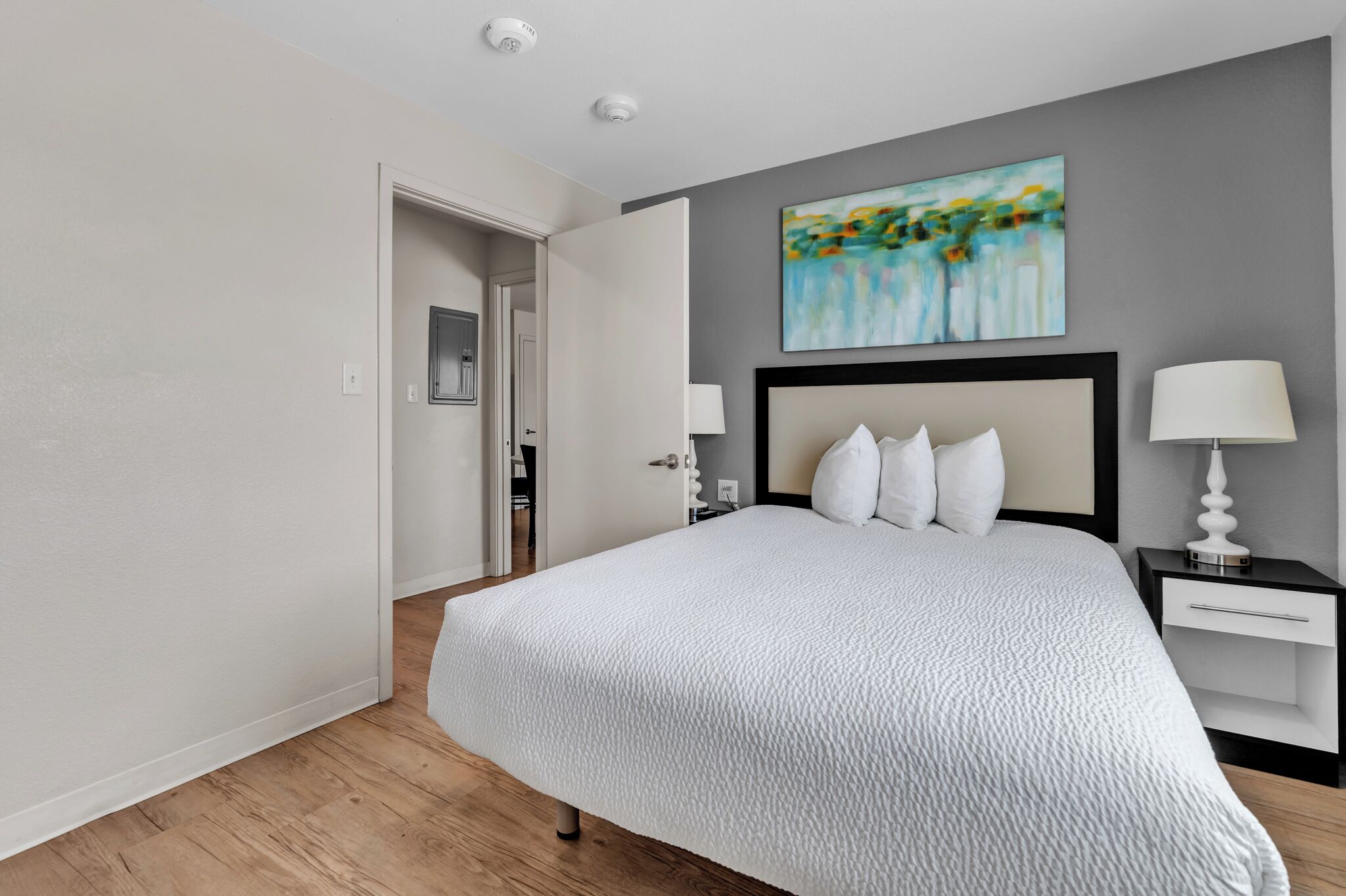 3 室のベッドルーム、デスク、アイロン / アイロン台、旅行用ベビーベッド