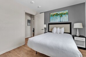 3 habitaciones, escritorio y tabla de planchar con plancha