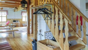 Una scala in legno dal design originale, che conduce a un livello inferiore.