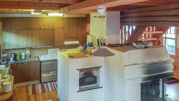 Fridge, microwave, dishwasher, cookware/dishes/utensils