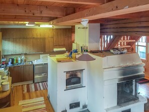 Fridge, microwave, dishwasher, cookware/dishes/utensils