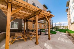 Outdoor dining - Parking I Properties by Preston I Comfy 2 Bed Apt (San Antonio)