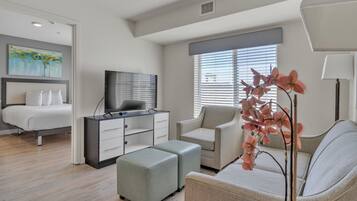 2 chambres, bureau, fer et planche Ă repasser, lit parapluie