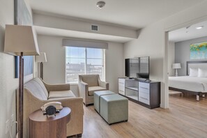 2 Schlafzimmer, Schreibtisch, Bügeleisen/Bügelbrett, Reisekinderbett