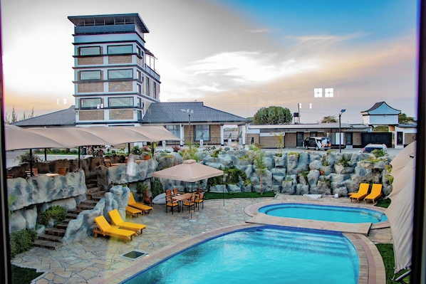Outdoor pool - AVIAN COURT HOTEL (Naivasha)