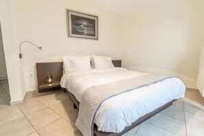 3 habitaciones, tabla de planchar con plancha, wifi y ropa de cama 