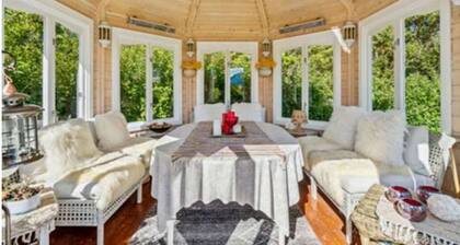 Charming 2-bedrom Hemingway-Annex at welcoming Hardwood-Hideout 4U in Tromsø