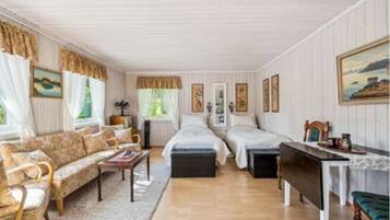 2 bedrooms, desk, iron/ironing board, WiFi