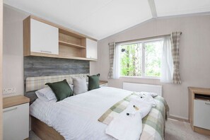 2 bedrooms, travel crib, free WiFi, bed sheets