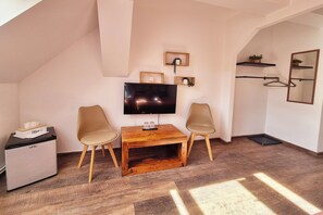 Tomannsrom – standard | Skrivebord, skrivebord for bærbar PC og wi-fi (inkludert)