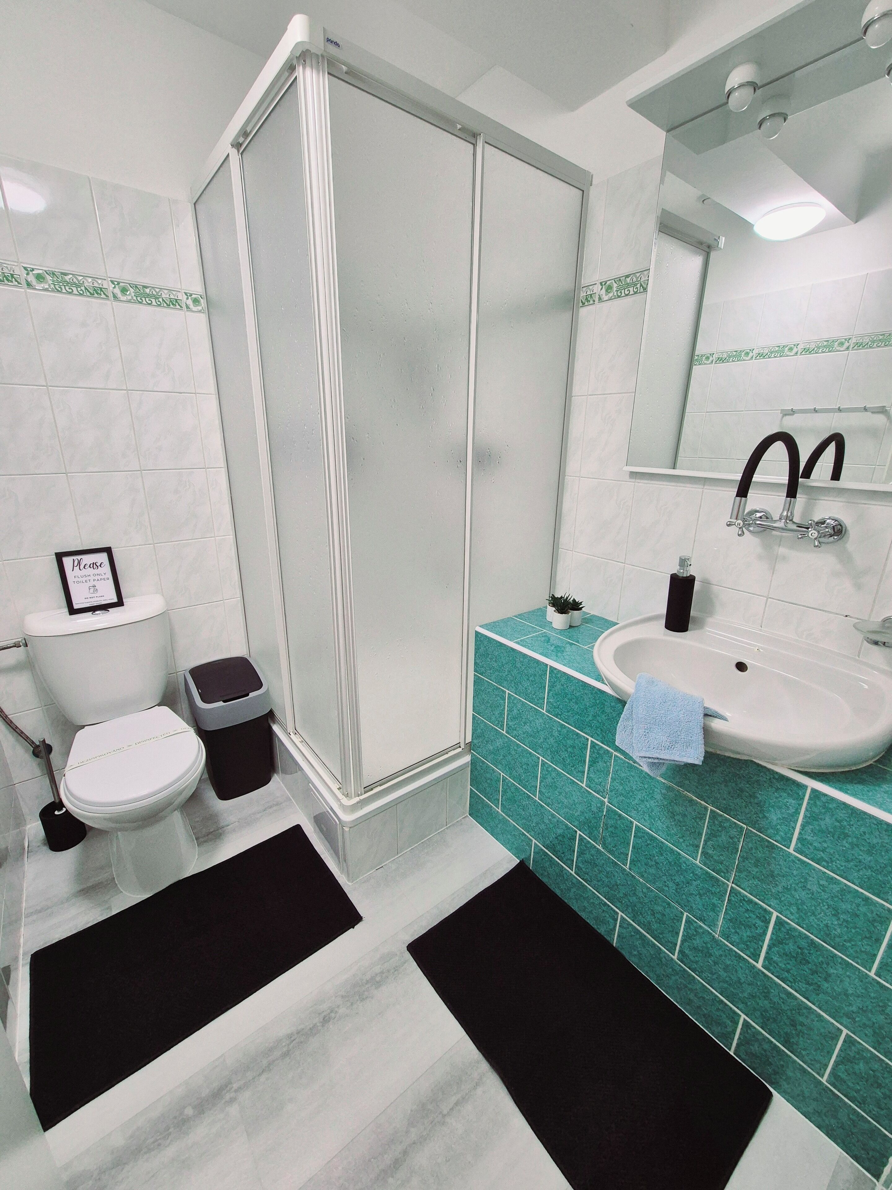 Une salle de bain équipée de toilettes, d’un bidet et d’une douche.