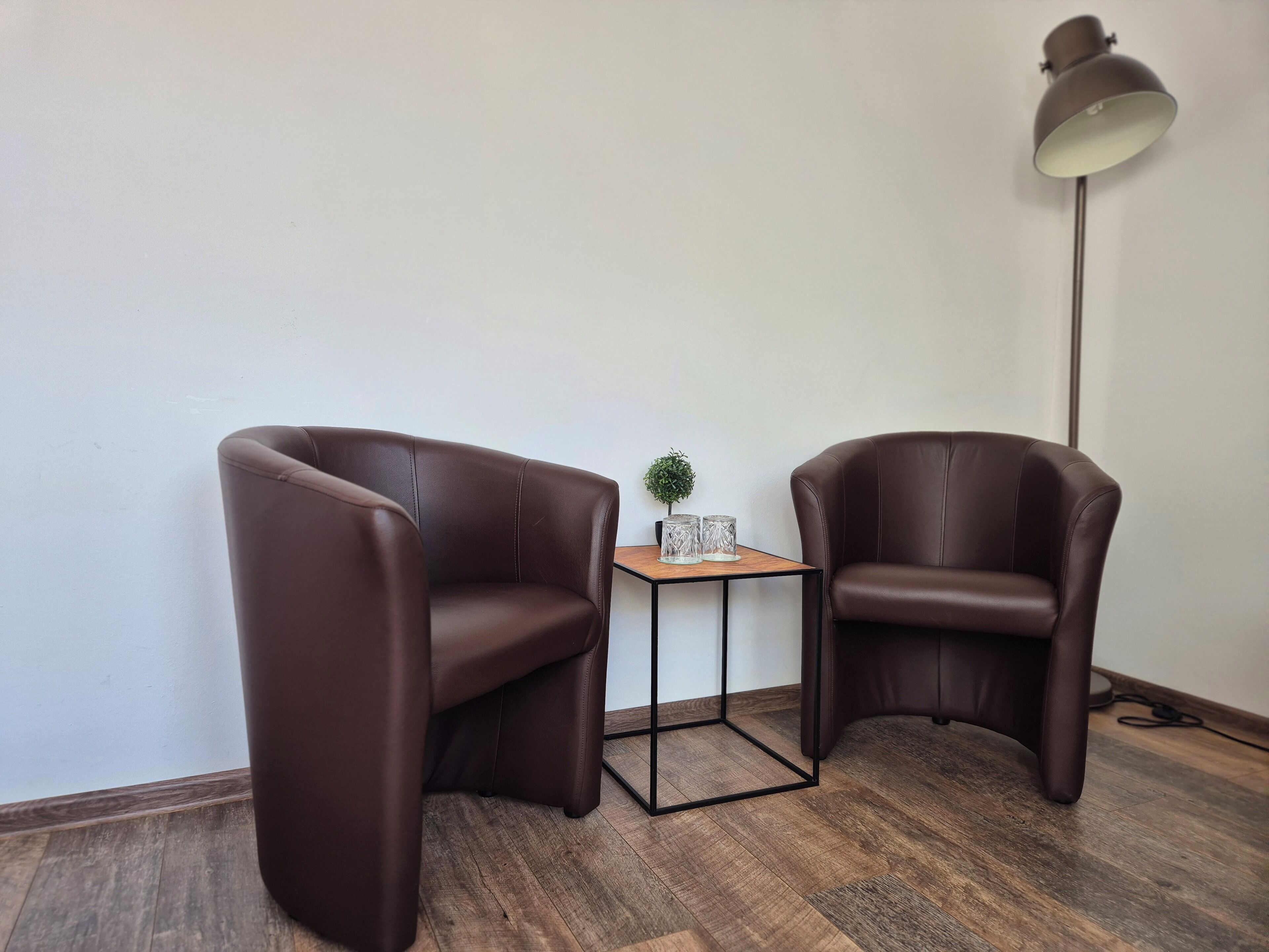 Comfort driepersoonskamer | Een bureau, een laptopwerkplek, gratis wifi