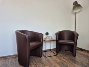 Tremannsrom – comfort | Skrivebord, skrivebord for bærbar PC og wi-fi (inkludert)