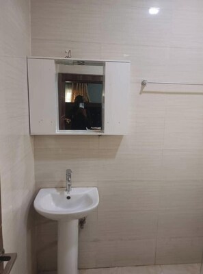 Douche, serviettes fournies, savon, papier toilette