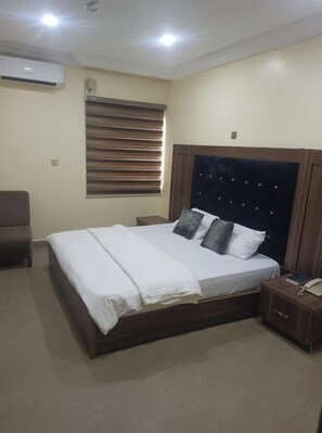Desk, laptop workspace, free WiFi - Angels Court Hotel and Suite (Abuja)