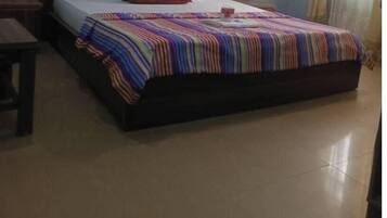 Escriptori, espai de treball apte per a portàtils i wifi gratuïta