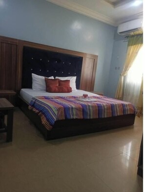 Desk, laptop workspace, free WiFi - Angels Court Hotel and Suite (Abuja)