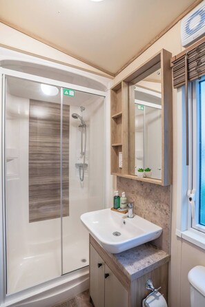 Secador de cabelo, toalhas de banho